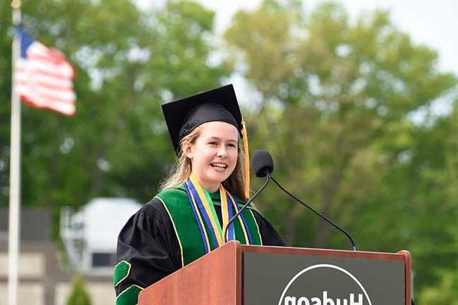 恩典Harrison speaking at commencement