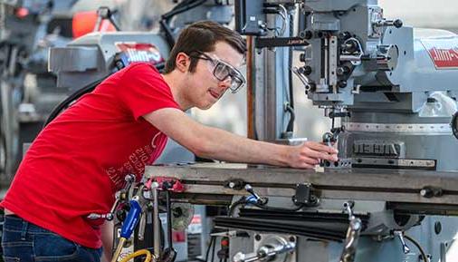 学生 working in machine shop